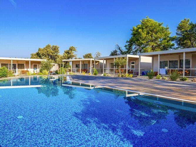 Mobile Home Mediteran Superior By The Pool In Caravan Park Strasko, Novalja Exterior foto