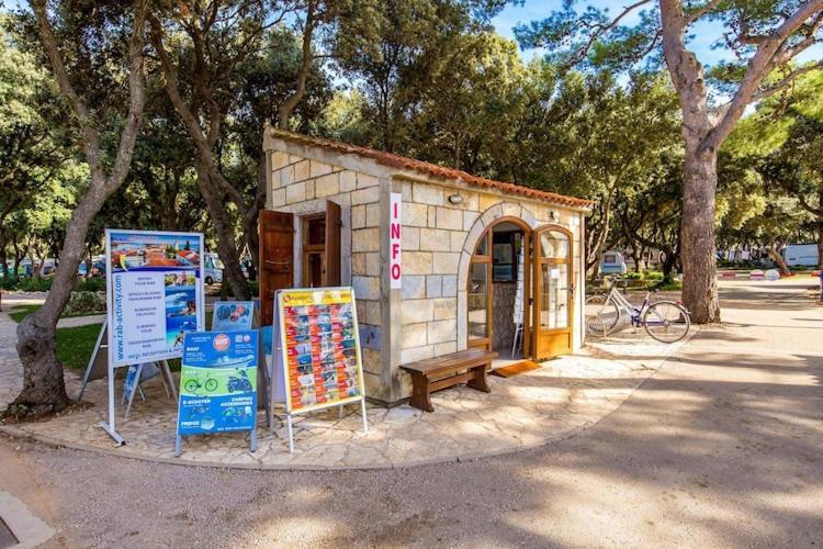 Mobile Home Mediteran Superior By The Pool In Caravan Park Strasko, Novalja Exterior foto