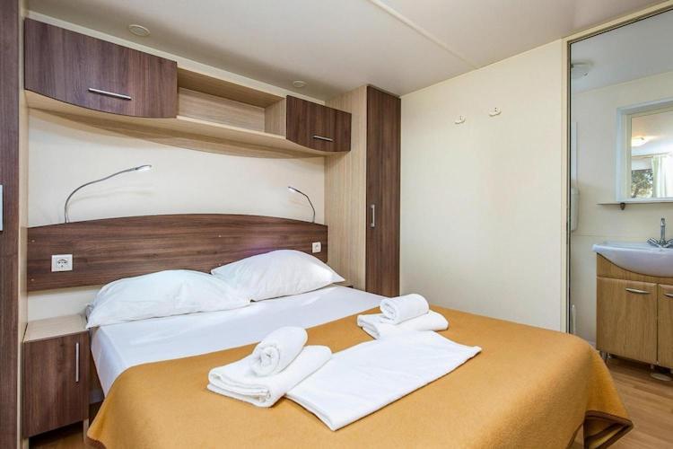 Mobile Home Mediteran Superior By The Pool In Caravan Park Strasko, Novalja Exterior foto