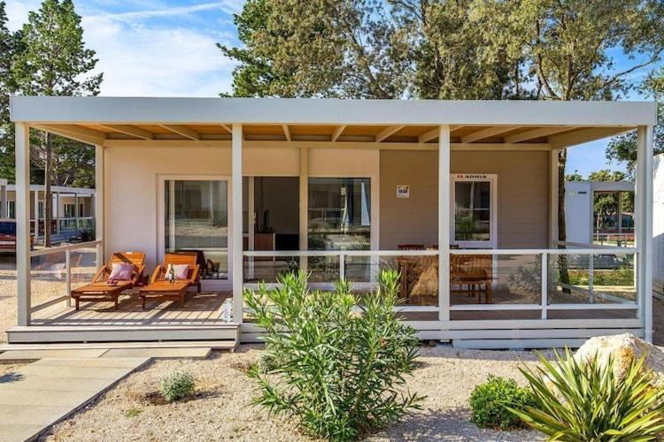 Mobile Home Mediteran Superior By The Pool In Caravan Park Strasko, Novalja Exterior foto
