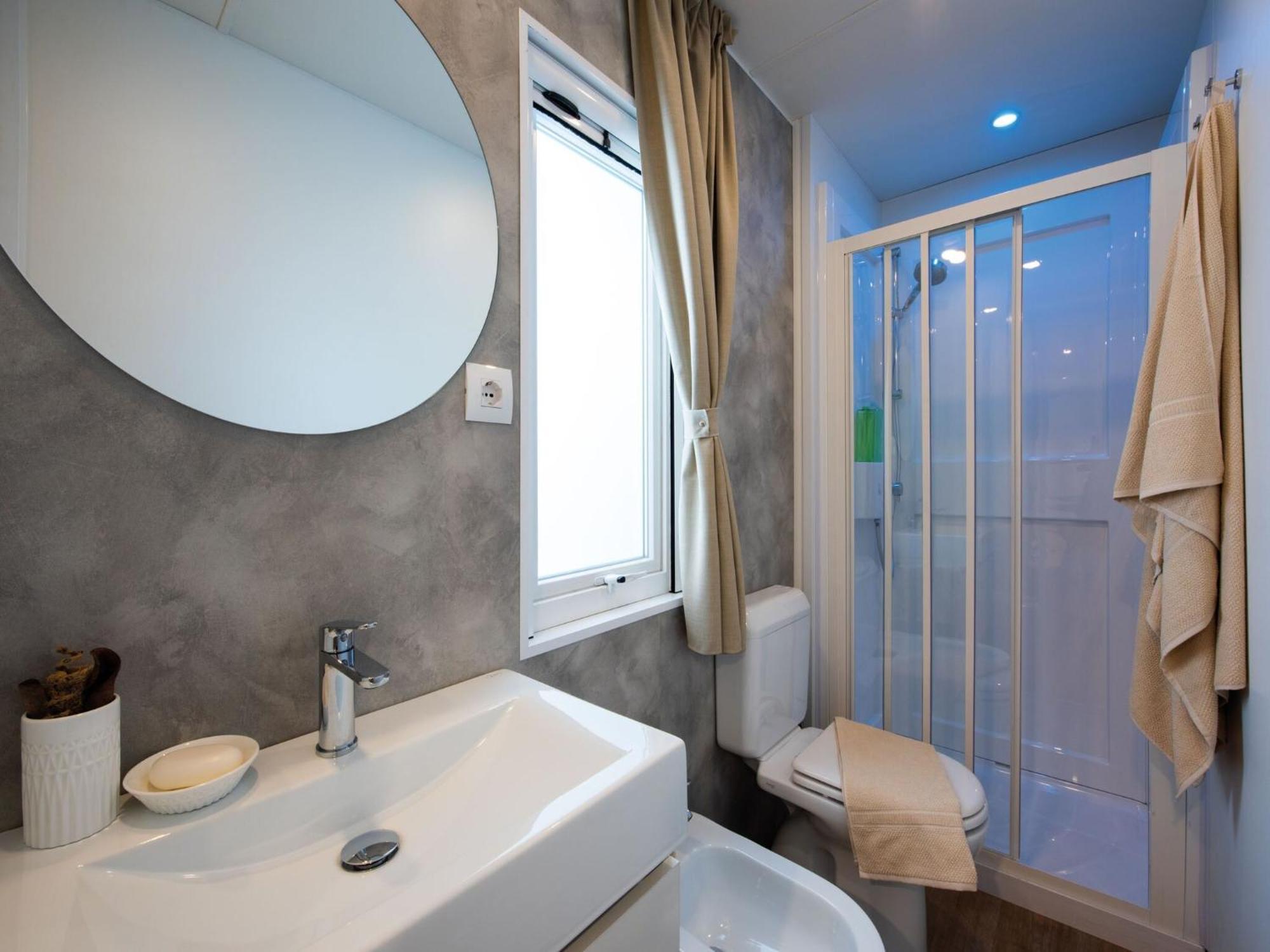 Mobile Home Mediteran Superior By The Pool In Caravan Park Strasko, Novalja Exterior foto
