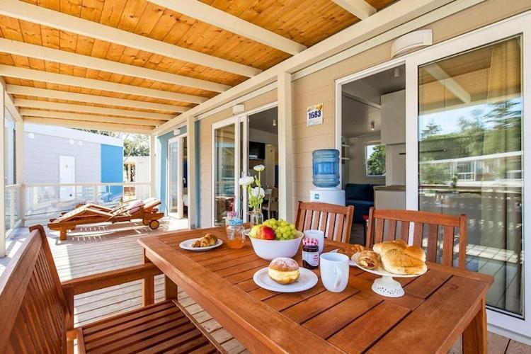 Mobile Home Mediteran Superior By The Pool In Caravan Park Strasko, Novalja Exterior foto