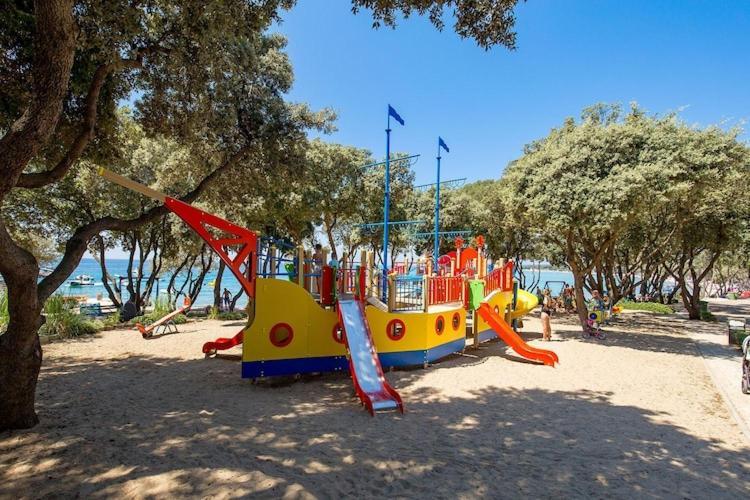 Mobile Home Mediteran Superior By The Pool In Caravan Park Strasko, Novalja Exterior foto