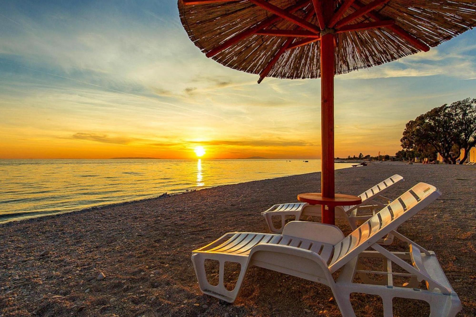 Mobile Home Mediteran Superior By The Pool In Caravan Park Strasko, Novalja Exterior foto