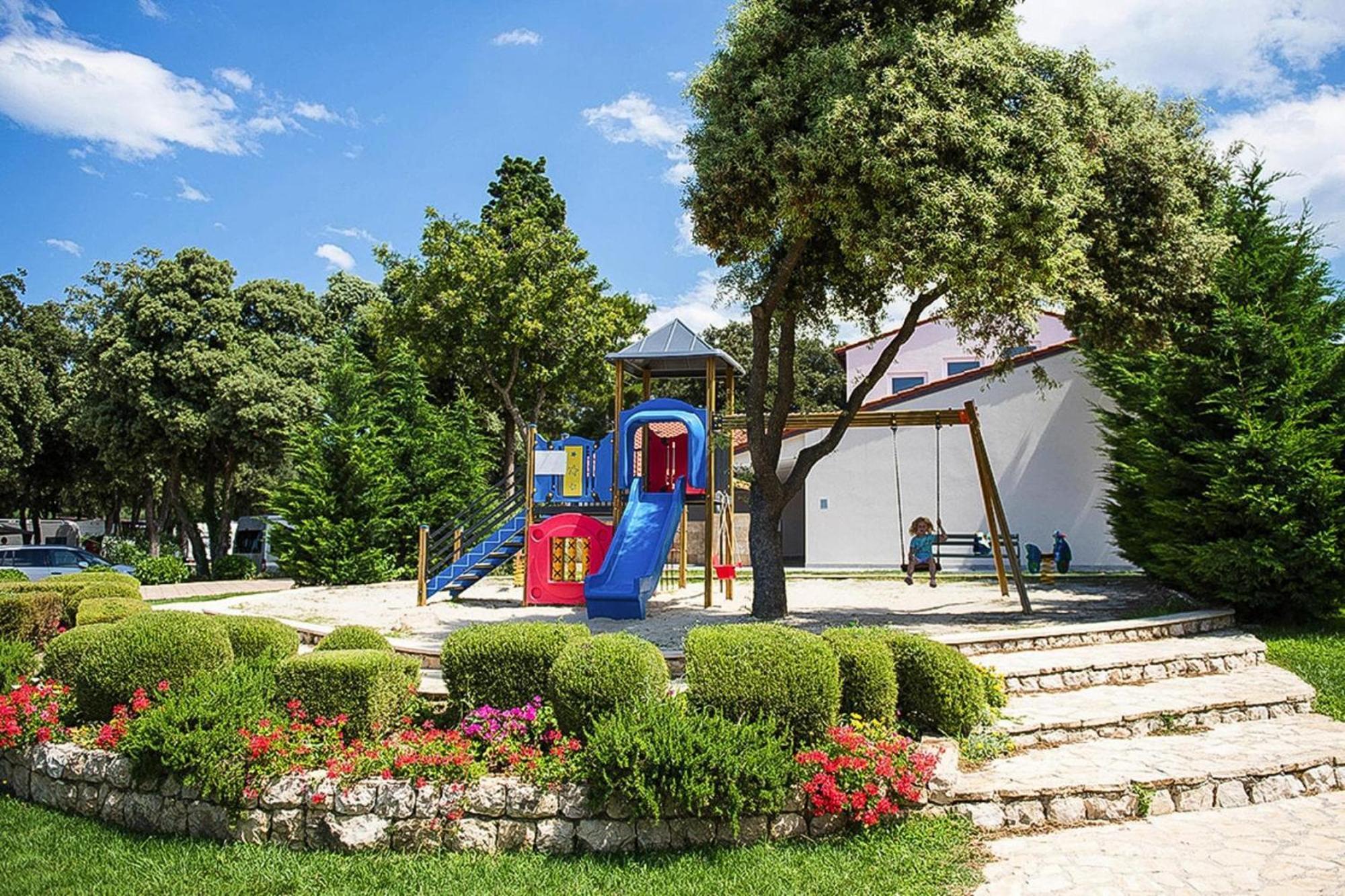 Mobile Home Mediteran Superior By The Pool In Caravan Park Strasko, Novalja Exterior foto